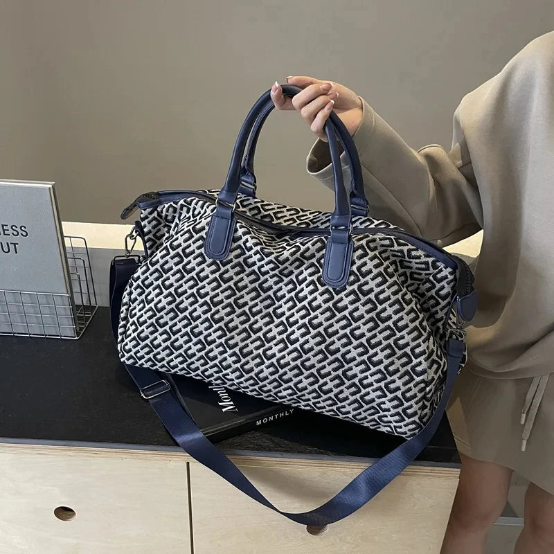 Women's hand-held travel bag, large-capacity lightweight short-distance travel luggage, portable for sports and fitness outings.