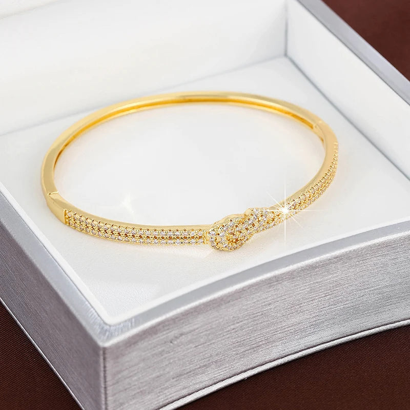 Fashionable high-quality twisted-set zirconia bracelet for men and women, suitable for daily wear and versatile in any occasion.