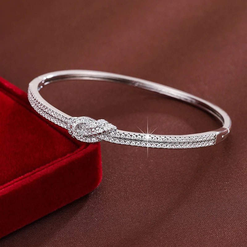 Fashionable high-quality twisted-set zirconia bracelet for men and women, suitable for daily wear and versatile in any occasion.