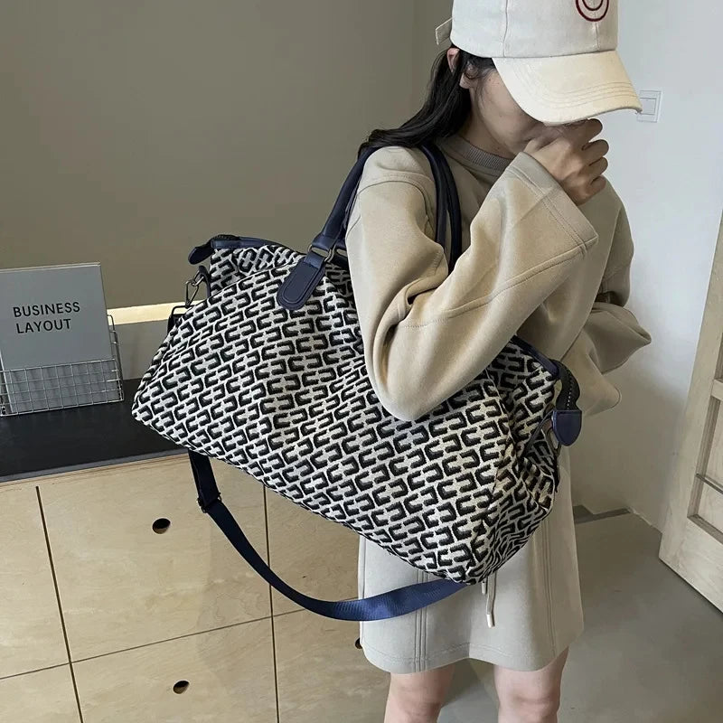 Women's hand-held travel bag, large-capacity lightweight short-distance travel luggage, portable for sports and fitness outings.